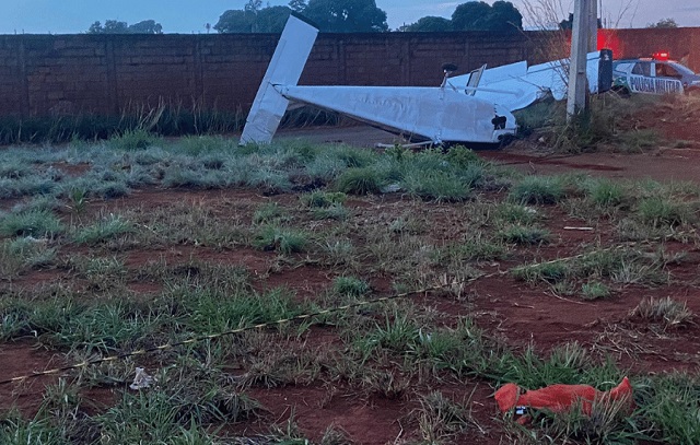 Avião de pequeno porte cai em Goiás