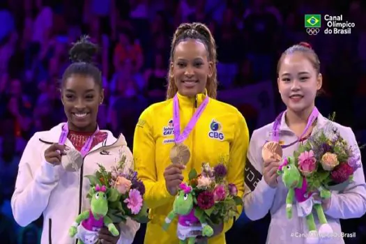 Rebeca aproveita queda de Biles e é bicampeã mundial do salto