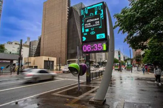 Relógios de rua ganham dígitos rosas em prol da conscientização ao câncer de mama