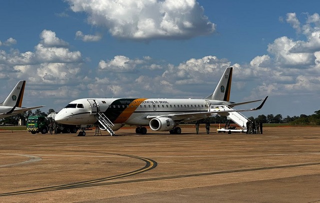 Terceiro avião trazendo brasileiros de Israel chega ao Brasil