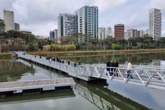 Nova passarela flutuante liga o Parque Bruno Covas à ciclovia do Rio Pinheiros, em SP