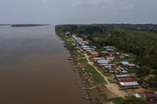 Rio Solimões vira deserto e indígenas adoecem bebendo água contaminada