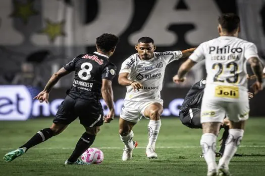 Santos perde muitas chances, cai diante do vice-líder Bragantino e não deixa a zona de queda