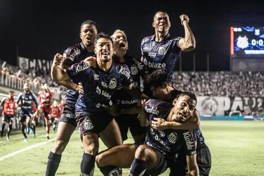 Marcos Leonardo marca gol da vitória contra o Coritiba e tira Santos da zona de rebaixamento