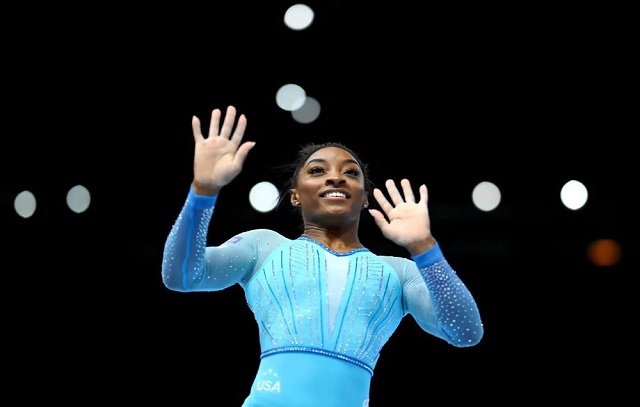 Simone Biles dá show, repete 'salto perfeito' e lidera o Mundial