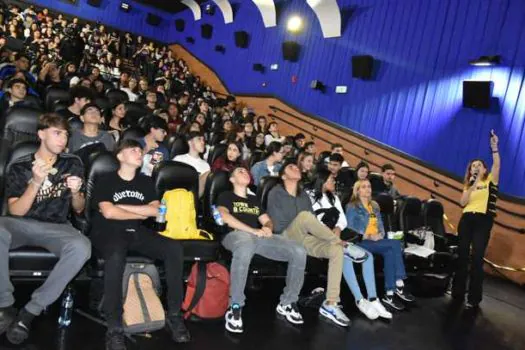 Singular Anglo reúne alunos em salas de cinema para a revisão final do Enem