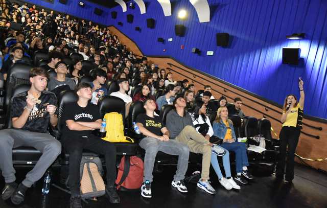 Singular Anglo reúne alunos em salas de cinema para a revisão final do Enem