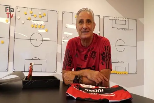 Tite ganha terço nas cores do Flamengo e se emociona ao lembrar da mãe