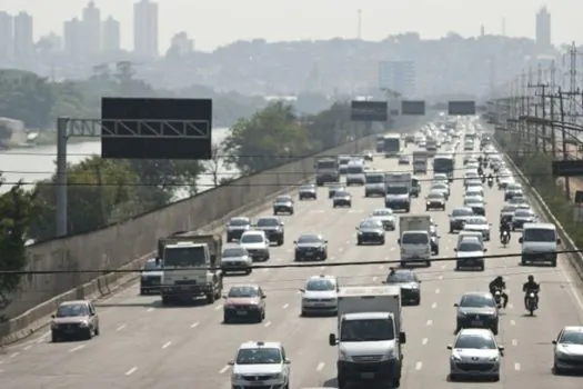 Rodovia Raposo Tavares tem congestionamento na manhã desta segunda-feira (26)