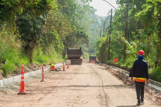 Prefeito Orlando Morando vistoria andamento das obras da Estrada dos Alvarengas