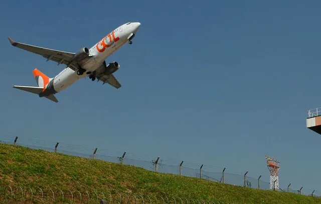 Avião decola no aeroporto de Congonhas.