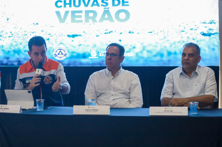 Prefeito Paulo Serra, Carlos Ferreira. presidente da câmara municipal, e Ivo de Lima, secretário de Habitação e Regularização Fundiária na apresentação da operação Chuvas de Verão