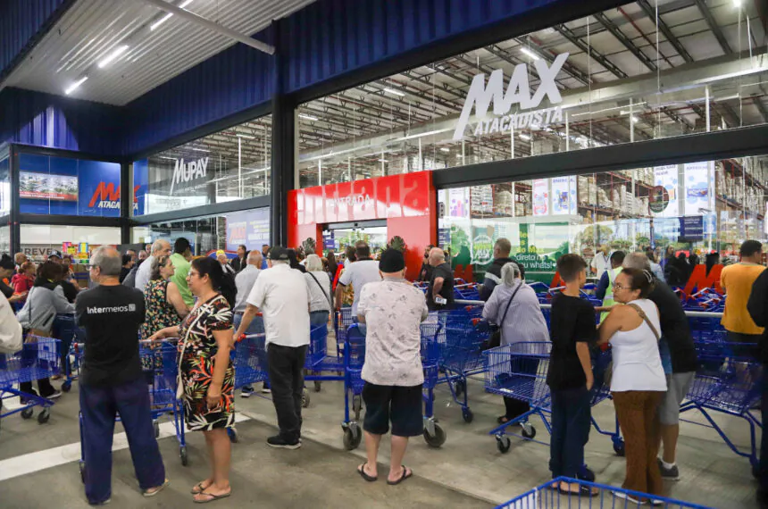 Clientes chegaram cedo para aproveitarem as ofertas do novo Max Atacadista