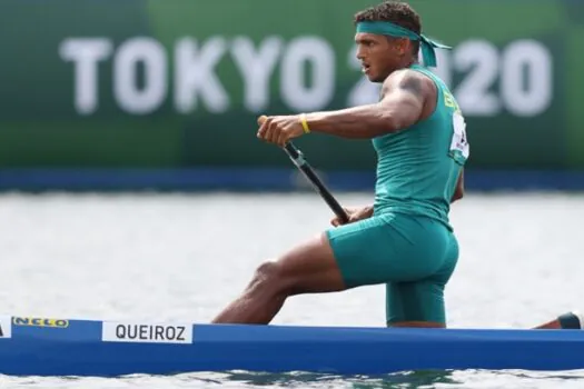 Isaquias Queiroz avança direto à semifinal da canoa individual