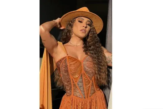 Lauana Prado vai ao Latin Grammy com look feito à mão avaliado em mais de 20 mil reais