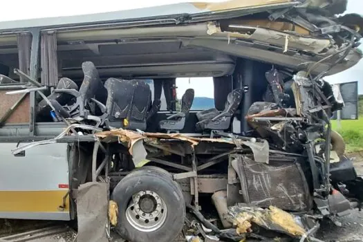 Acidente com ônibus em MG deixa ao menos 2 mortos e mais de 30 feridos