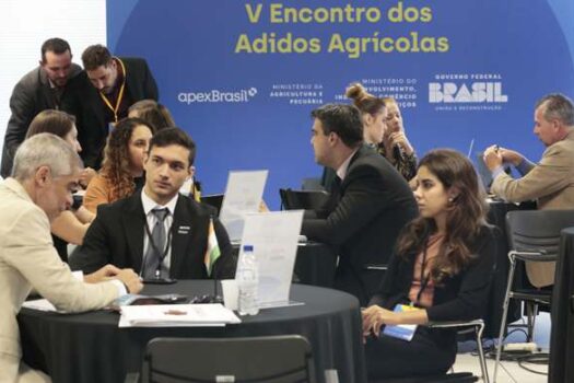 Adidos agrícolas e setor privado participam de rodadas de conversas na primeira agenda do 5º Encontro Nacional