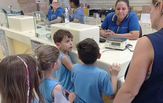 Crianças de São Paulo e de Santos usam cartas para fortalecer laços de carinho e amizade 