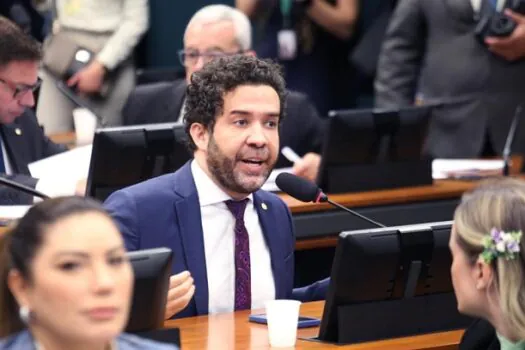 Deputados pedem investigação criminal de Janones no STF, acusado de admitir fake news em 2022