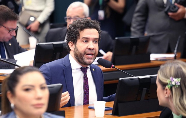 Deputados pedem investigação criminal de Janones no STF, acusado de admitir fake news em 2022