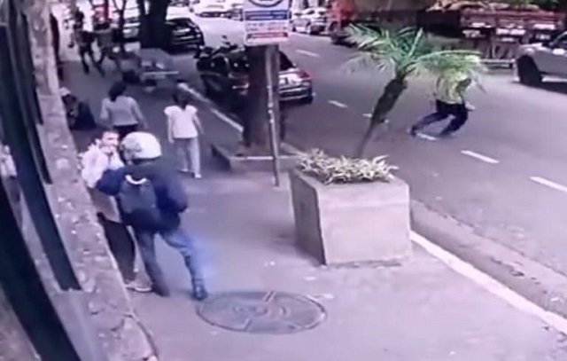 Câmeras flagram dois assaltos ao mesmo tempo em rua de bairro nobre de SP