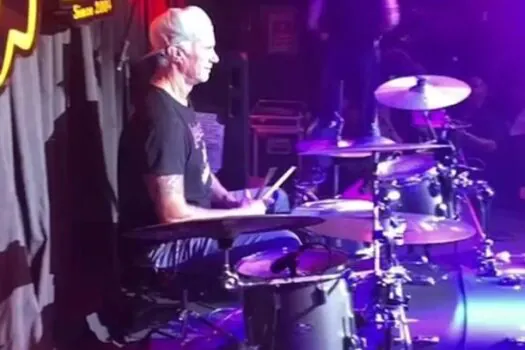 Baterista do Red Hot Chili Peppers toca com cover da banda em Bar de SP