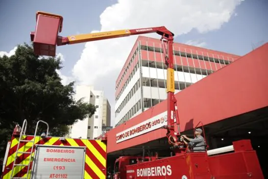 SP entrega ao Corpo de Bombeiros caminhões que ajudam na poda de árvores em situação de risco