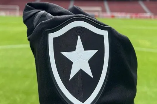 Organizada do Botafogo emite nota ameaçando jogadores e é rebatida por Textor: ‘É uma piada?’