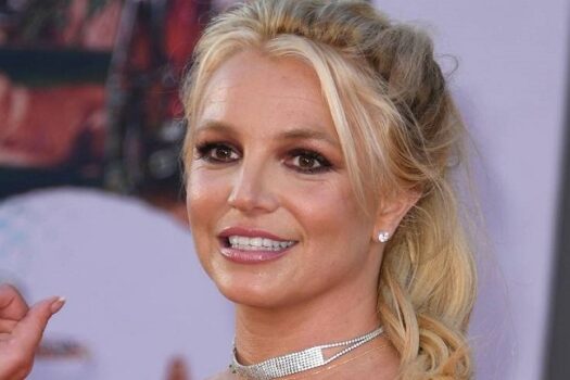 Britney Spears comemora ao atingir topo dos mais vendidos do New York Times com autobiografia