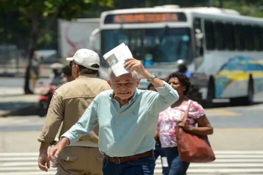 Calor extremo faz crescer atendimentos e internações de crianças e de idosos por desidratação