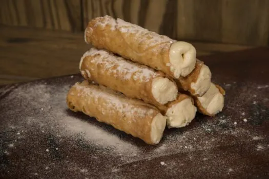 Conheça a história do cannoli, principal sobremesa do sul da Itália