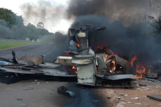 Criminosos explodem carro-forte em rodovia de SP; dinheiro fica espalhado na estrada