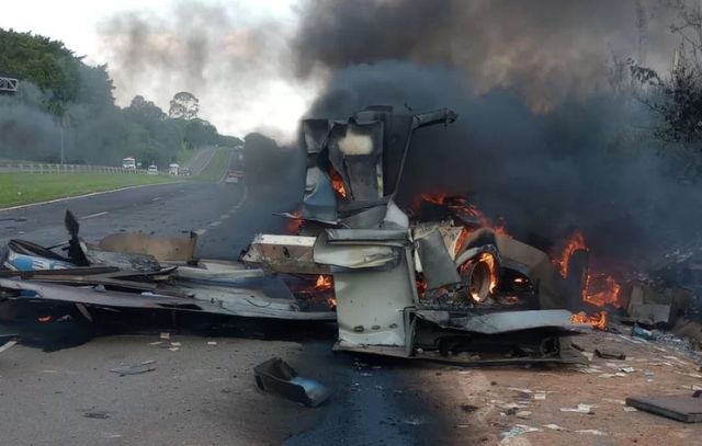 Criminosos explodem carro-forte em rodovia de SP; dinheiro fica espalhado na estrada