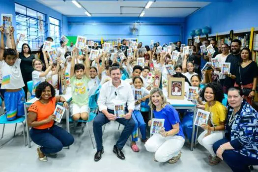 Prefeito Orlando Morando inicia entrega de cartilhas com reflexões antirracistas nas escolas municipais