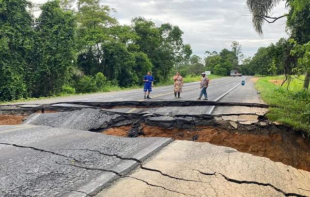 Cratera se abre e bloqueia rodovia em Santa Catarina