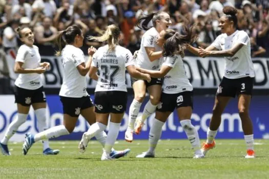 Corinthians bate Botafogo e mantém liderança do Brasileiro Feminino