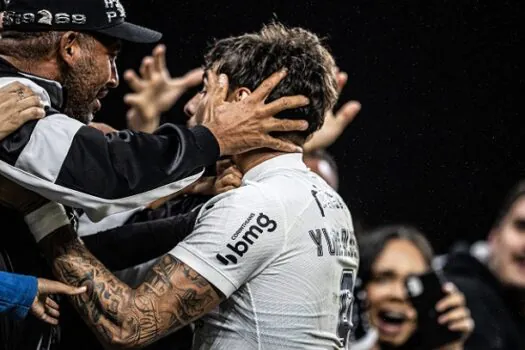 Corinthians vence com frangaço de goleiro do Athletico e vê Z4 mais longe