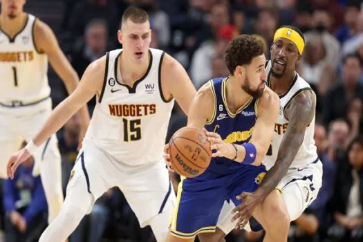 Denver e Golden State vencem na NBA com grandes atuações de Jokic e Curry