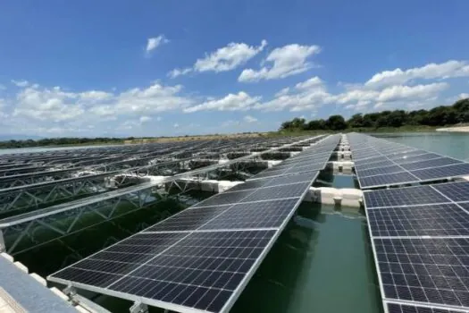 Desenvolve SP inaugura usina solar flutuante em lago de mineração