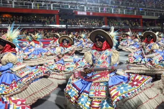 Rio de Janeiro comemora o Dia do Samba no trem e no barracão