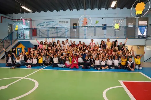 Escola de Diadema recebe visita das campeãs e vice-campeões da Taça das Favelas