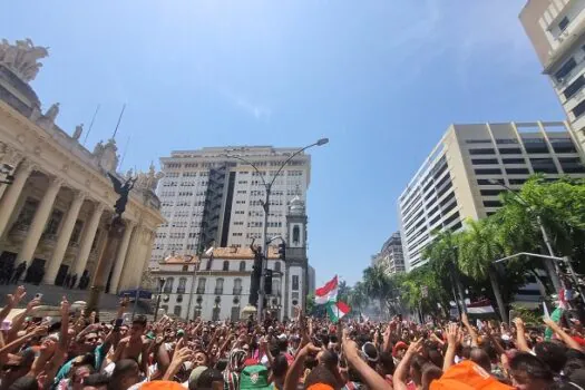 Festa do Fluminense tem Diniz ovacionado, provocação ao Boca e samba