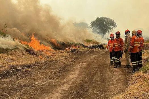 Atípico, fogo no pantanal em novembro assusta e cerca moradores em meio à seca