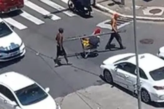 Homens roubam corrimãos de mirante recém-inaugurado na Praça Roosevelt, no centro de SP