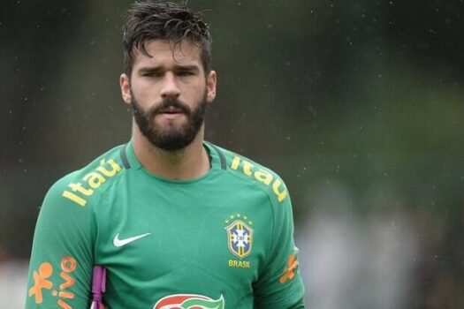 Alisson sofre lesão em vitória do Liverpool e preocupa seleção brasileira