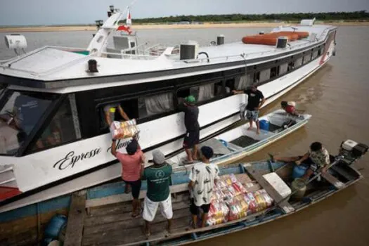 Greenpeace Brasil leva alimentos às populações afetadas pela seca histórica na Amazônia