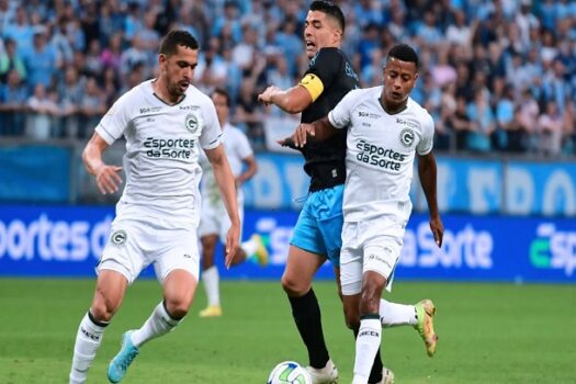 Grêmio acorda no 2º tempo, vence de virada, rebaixa o Goiás e confirma vaga na Libertadores