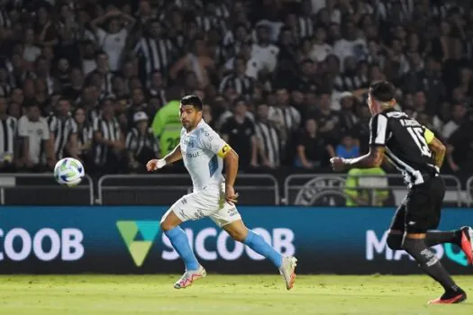 Suárez marca 3 vezes e Grêmio vence o Botafogo de virada na luta pelo título do Brasileirão