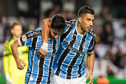 Grêmio vence Coritiba com Suárez ‘garçom’ e sonha com título do Brasileiro