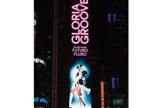 Gloria Groove é destaque internacional com capa de Futuro Fluxo estampada na Times Square